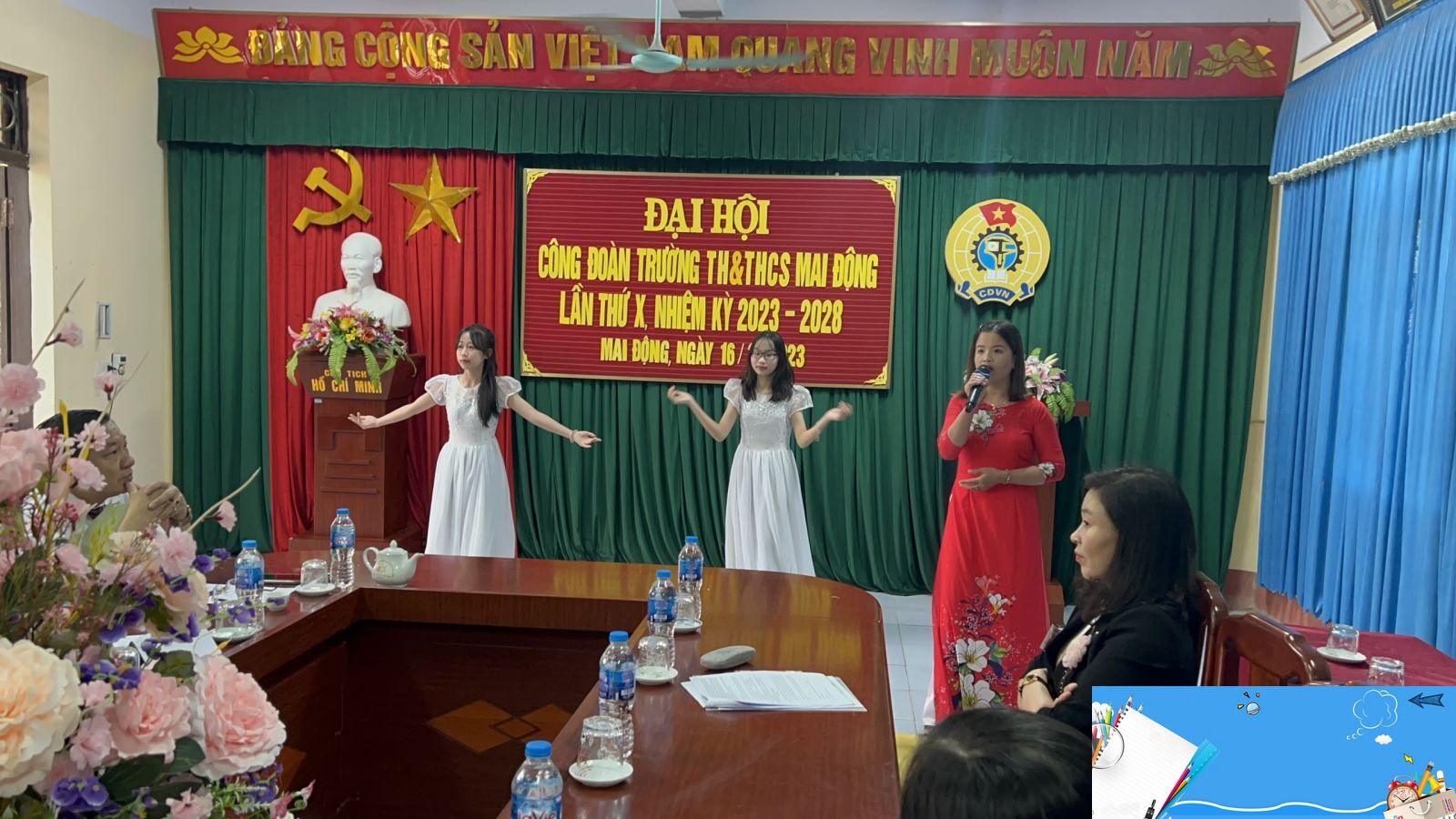 Tiết mục hát: "Bài ca quê hương" do đồng chí Nguyễn Thị Hương biểu diễn. Phụ họa: HS lớp 8A