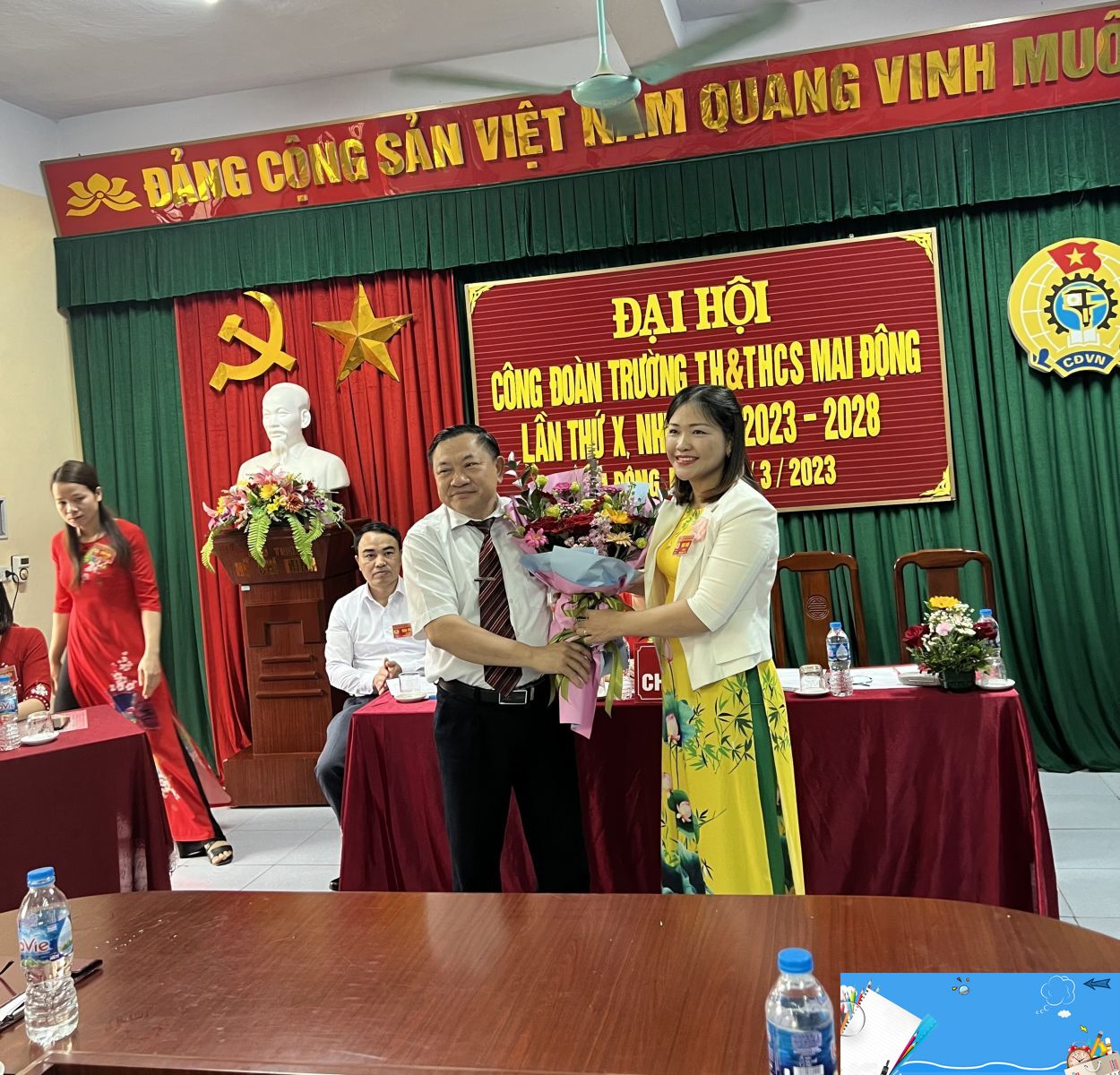 Đồng chí Trần Văn Sớm tặng hoa Đại hội