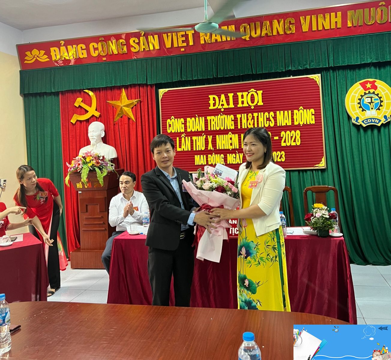 Đồng chí Lê Quang Khắc tặng hoa Đại hội